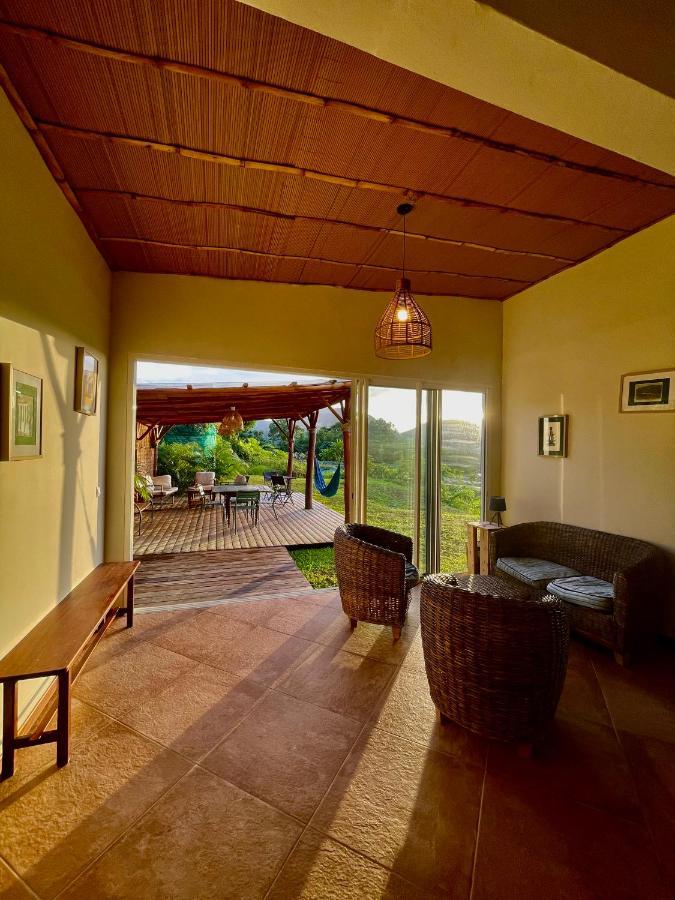 Chambre Et Sdb Privative Ylang Ylang Vue Mont Pelee Dans Maison Partagee Le Morne-Rouge Buitenkant foto